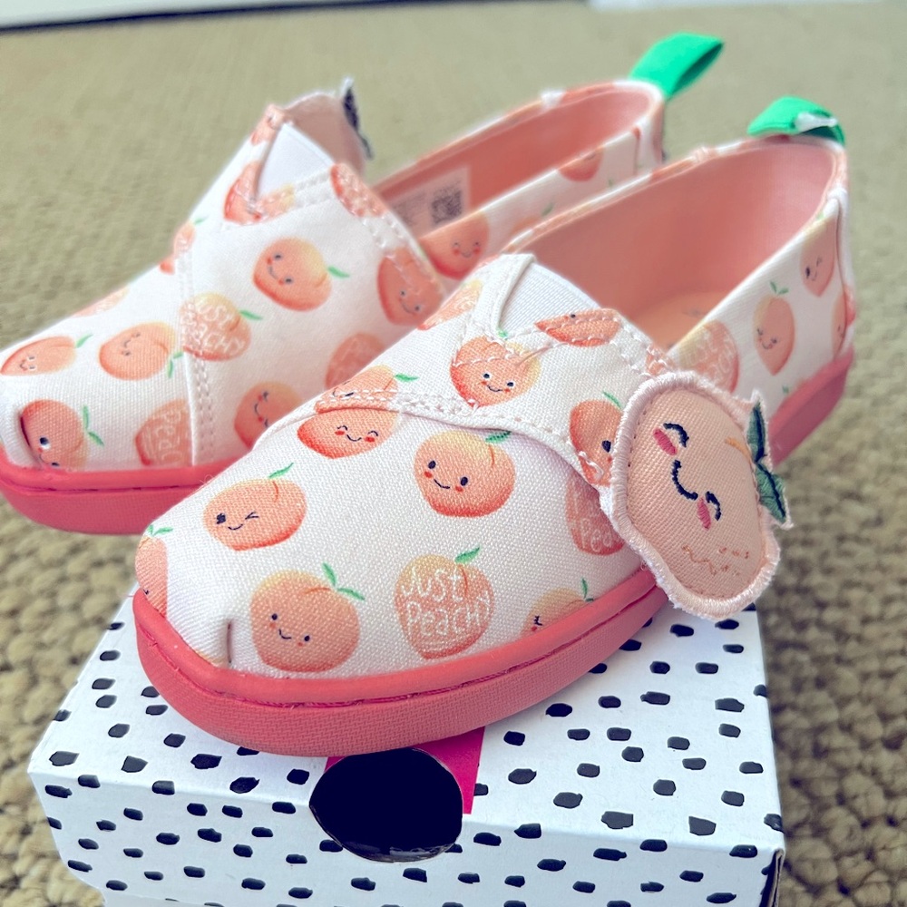 Toddler girl Tiny alpargata TOMs size 10 New in box!